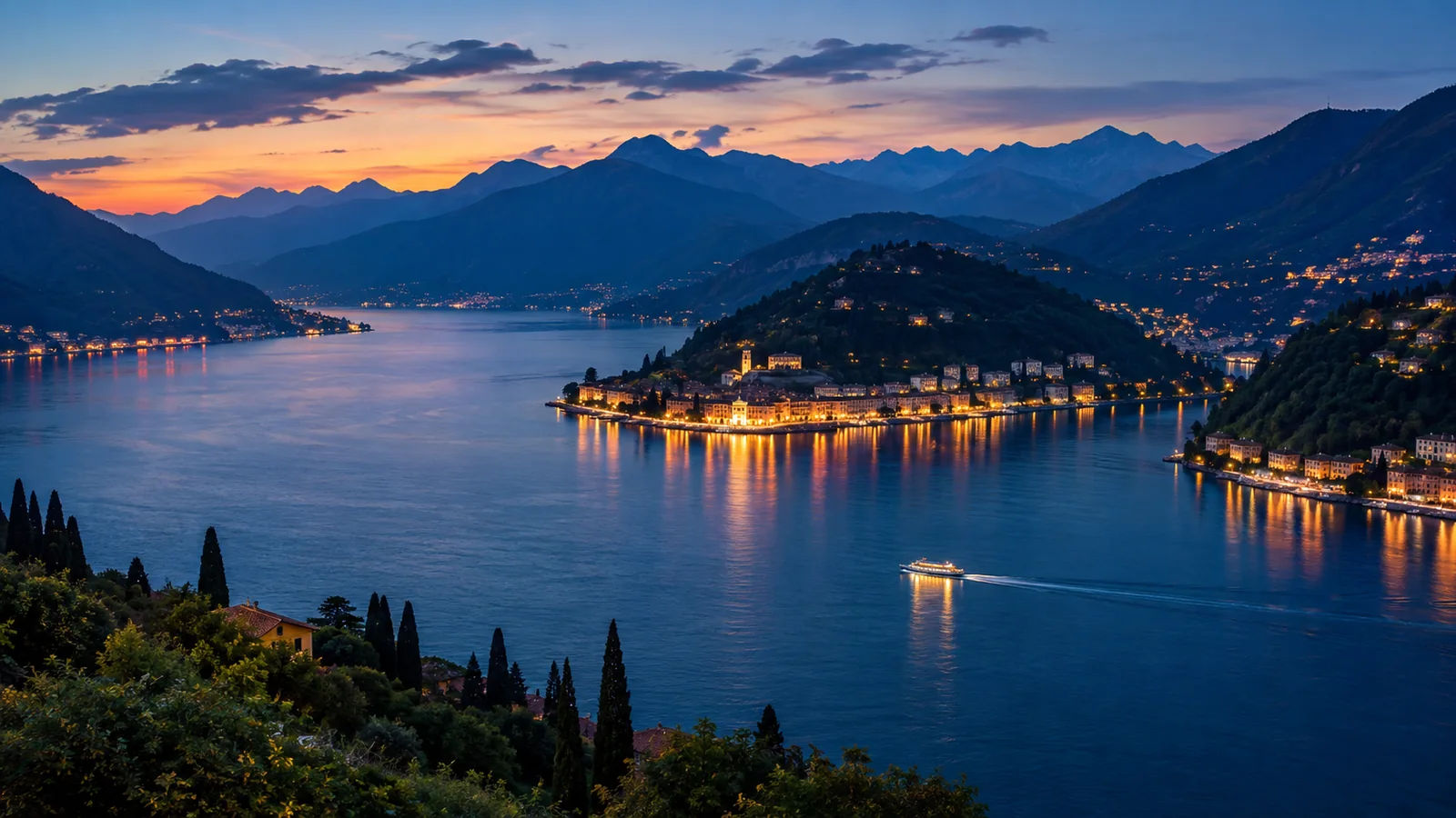 Der Comer See bei Dämmerung mit den Lichtern von Bellagio auf dem Wasser