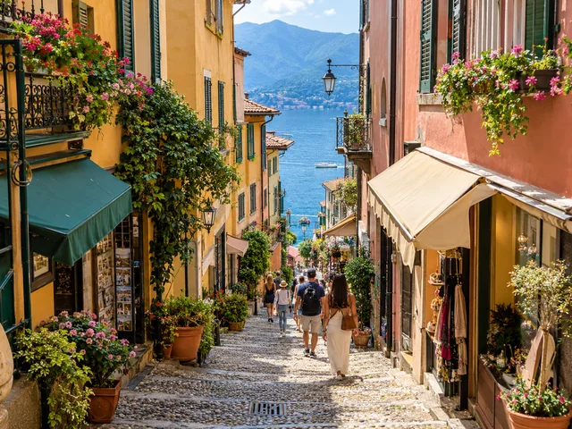Gepflasterte Treppengasse zwischen pastellfarbenen Häusern in Bellagio