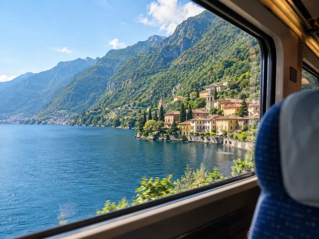 Der Comer See vom Fenster eines Regionalzugs aus gesehen
