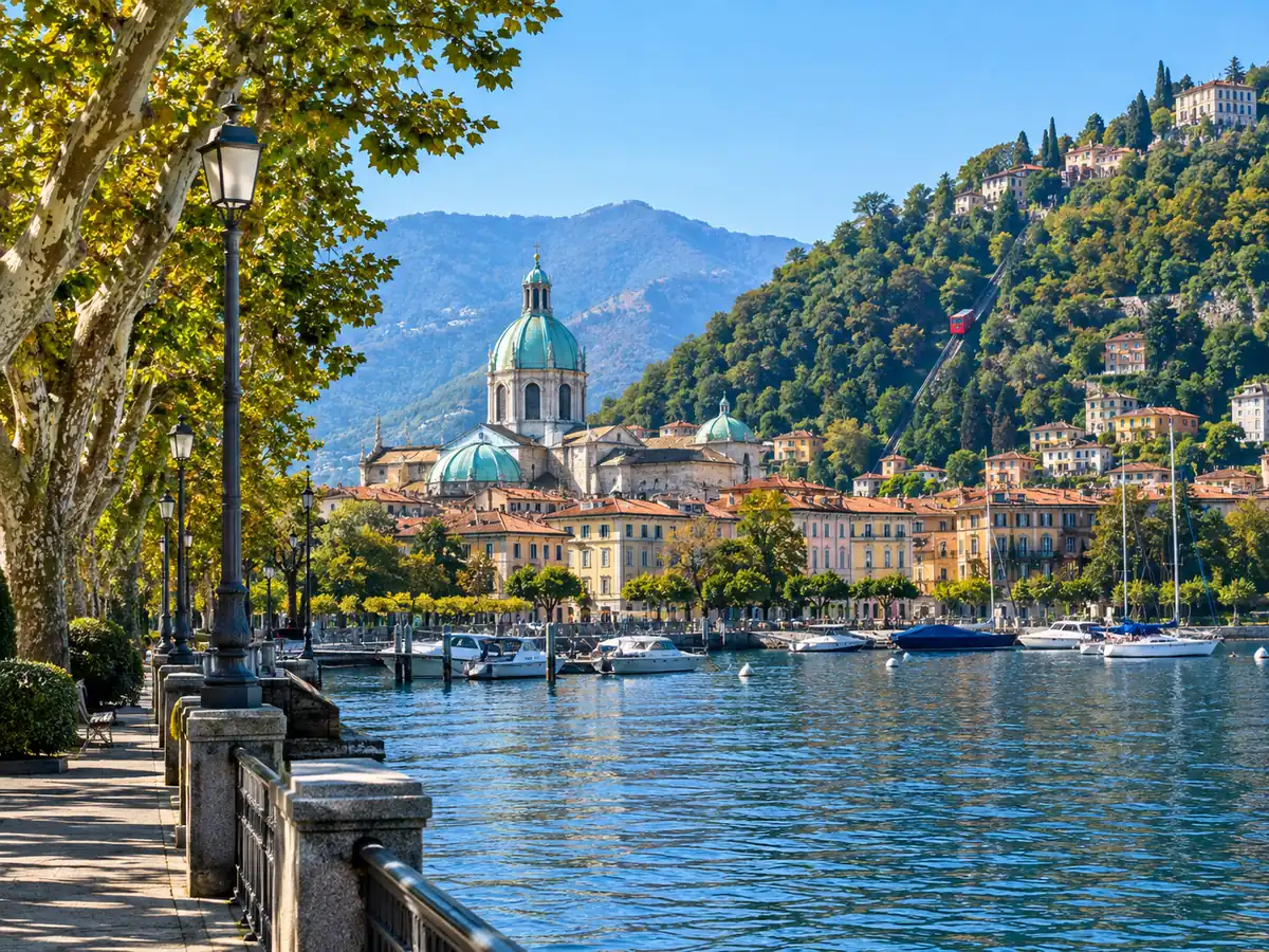 Seepromenade von Como mit der Domkuppel und der Standseilbahn nach Brunate