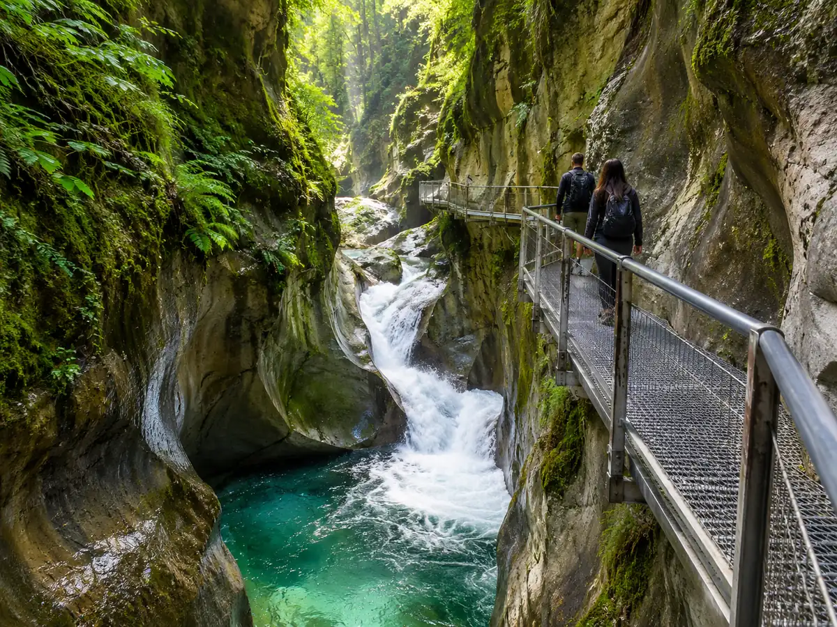 Passerella sopra una cascata in una stretta gola vicino al lago di Como